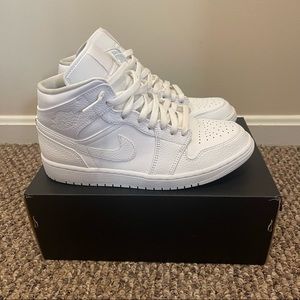 Jordan Retro 1 “Triple White” Mid (554724-130)
